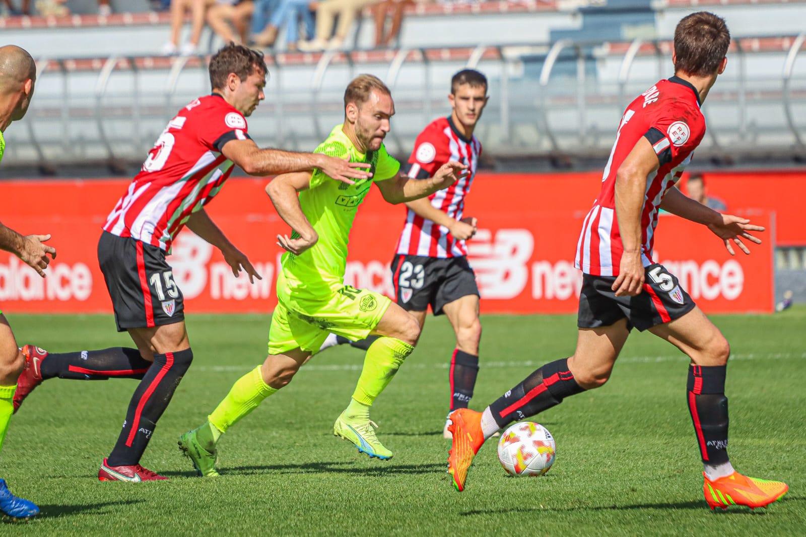 Cristian Herrera, que hoy regresaba a la titularidad, trata de zafarse de la defensa del Bilbao Athletic