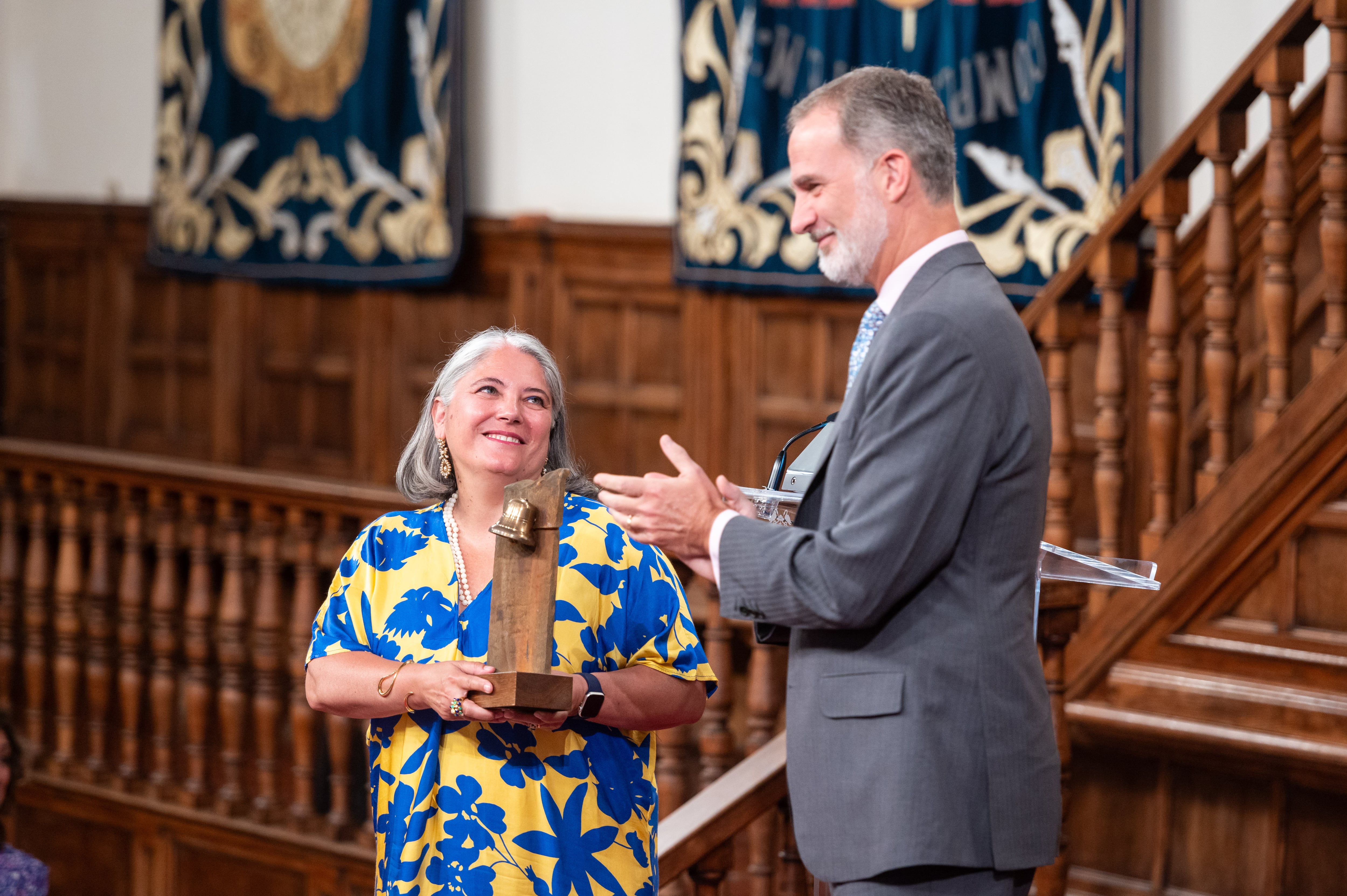 ALCALÁ DE HENARES (MADRID), 13/07/2023.- El rey Felipe VI entrega a la doctora en Biología Ana Fernández-Sesma, directora del Departamento de Microbiología de la Facultad de Medicina Icahn del Hospital Mount Sinaí de Nueva York, el Galardón Camino Real, que distingue a personas que contribuyen de manera excepcional a fortalecer el vínculo entre España y Estados Unidos, de manos del rey Felipe VI, este jueves en la Universidad de Alcalá de Henares. EFE/ Fernando Villar
