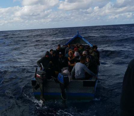 En la patera se agolpan casi 40 personas.