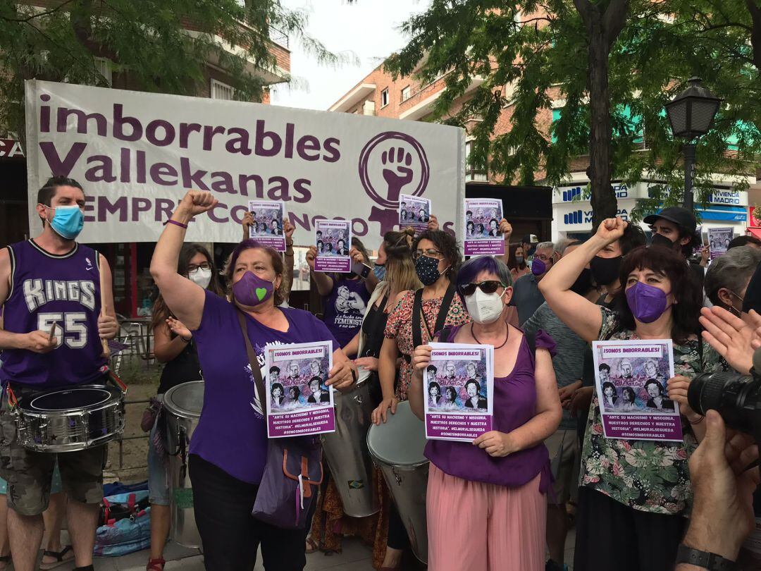 Imagen de la concentración vecinal en Vallecas en defensa del mural en que se ve a seis destacadas mujeres del barrio.