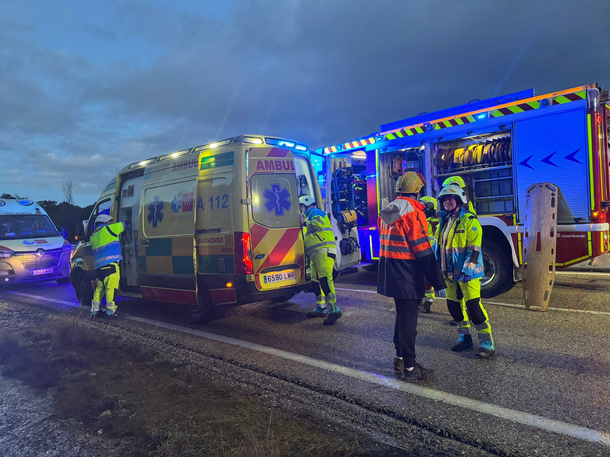 Los servicios de emergencias actuando tras el accidente