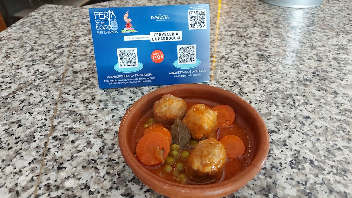 Tito, responsable de la cervecería La Parroquia nos explica sus tapas para la Feria de la Tapa 2023 de Fuenlabrada