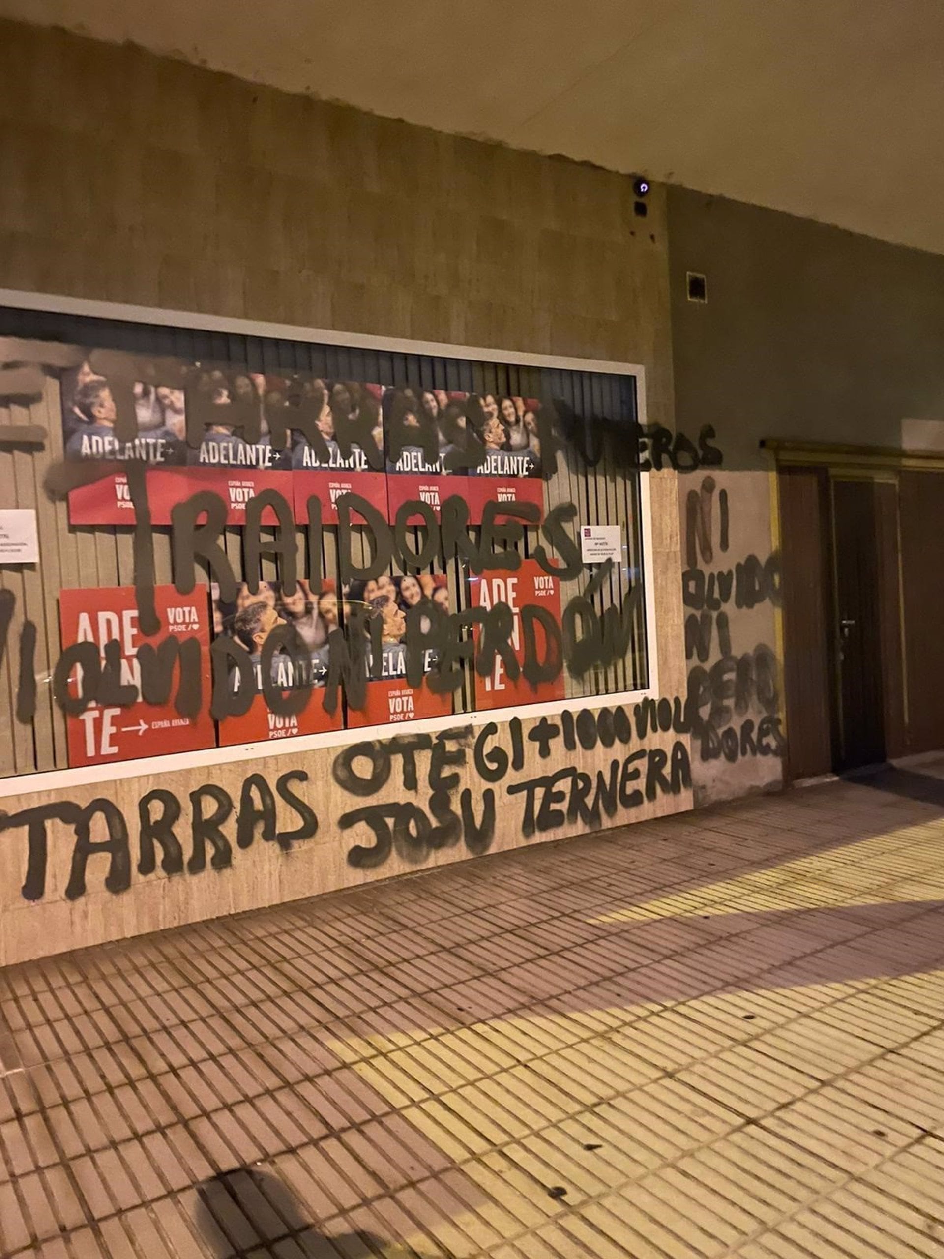 Aspecto de la fachada de la sede socialista de Lugo de Llanera este viernes por la mañana.