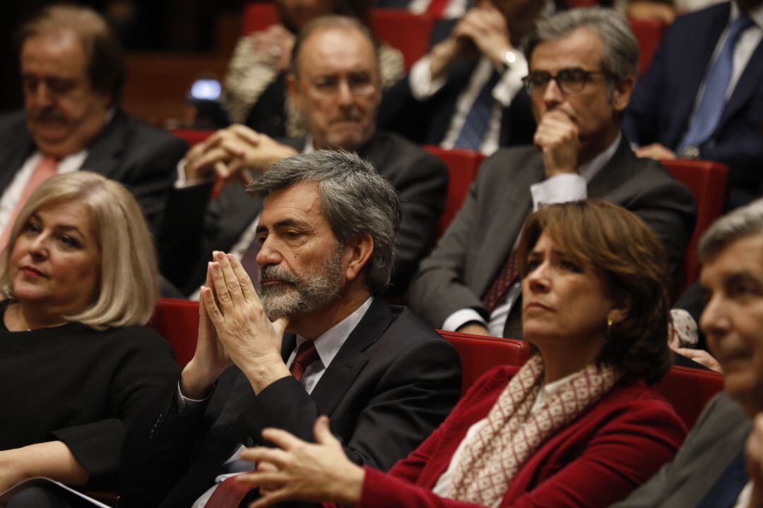 El presidente del Tribunal Supremo y del Consejo General del Poder Judicial (CGPJ), Carlos Lesmes (2I) y la ministra de Justicia, Dolores Delgado (3I), durante la entrega de la undécima edición de los Premios Justicia y Discapacidad.