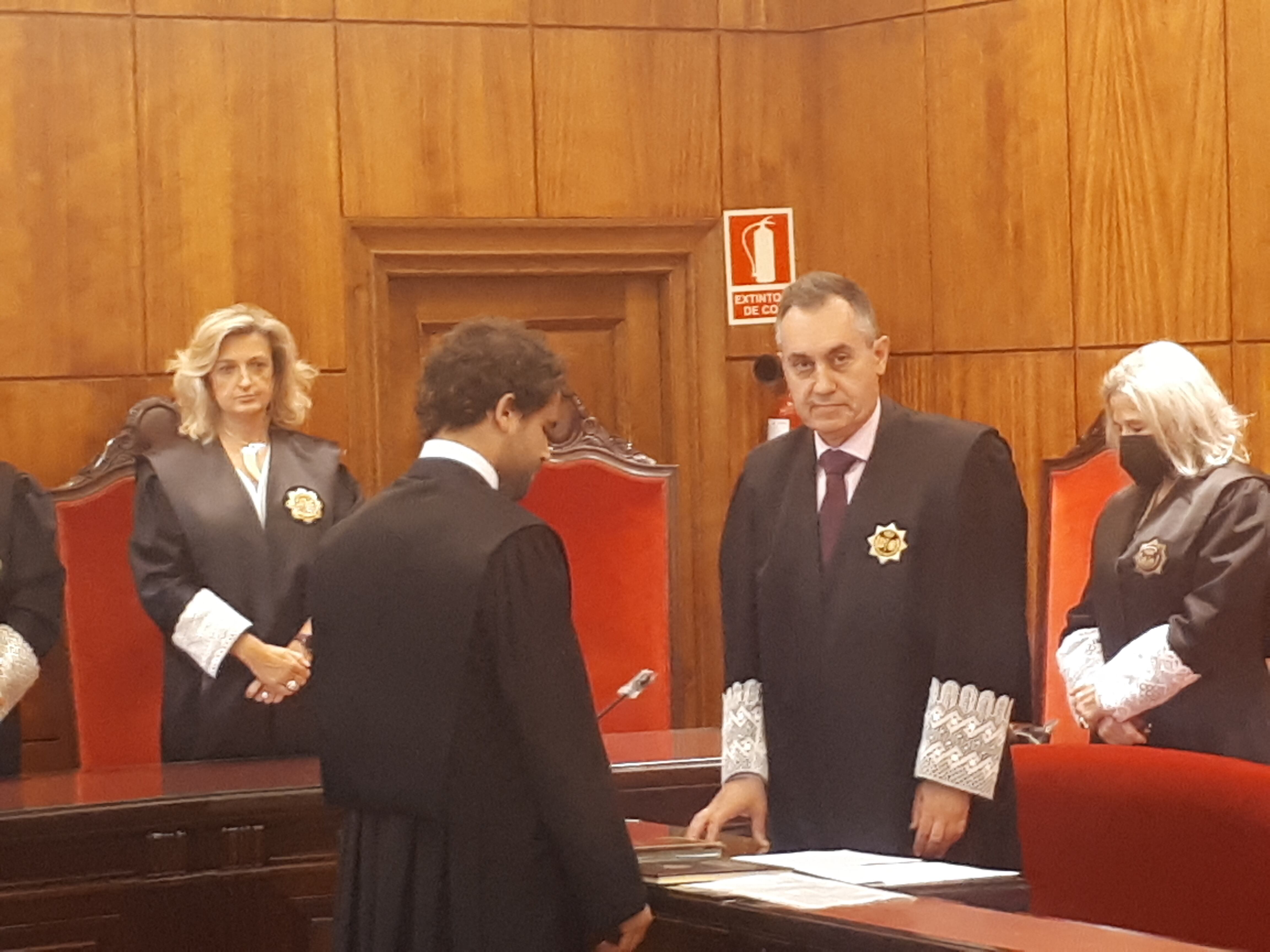 Un momento de la toma de posesión de los jueces en prácticas celebrada en el salón de plenos del Tribunal Superior de Asturias.