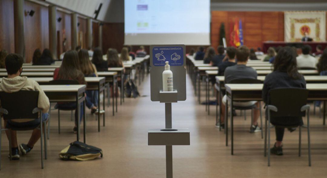 Dispensador de gel hidroalcohólico en la entrada a un aula.