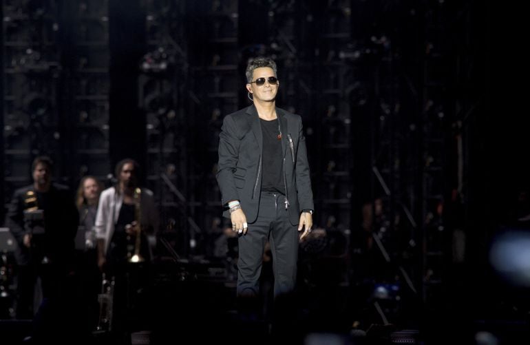 El músico Alejandro Sanz durante el concierto ofrecido esta noche en el estadio Vicente Calderón, en Madrid.