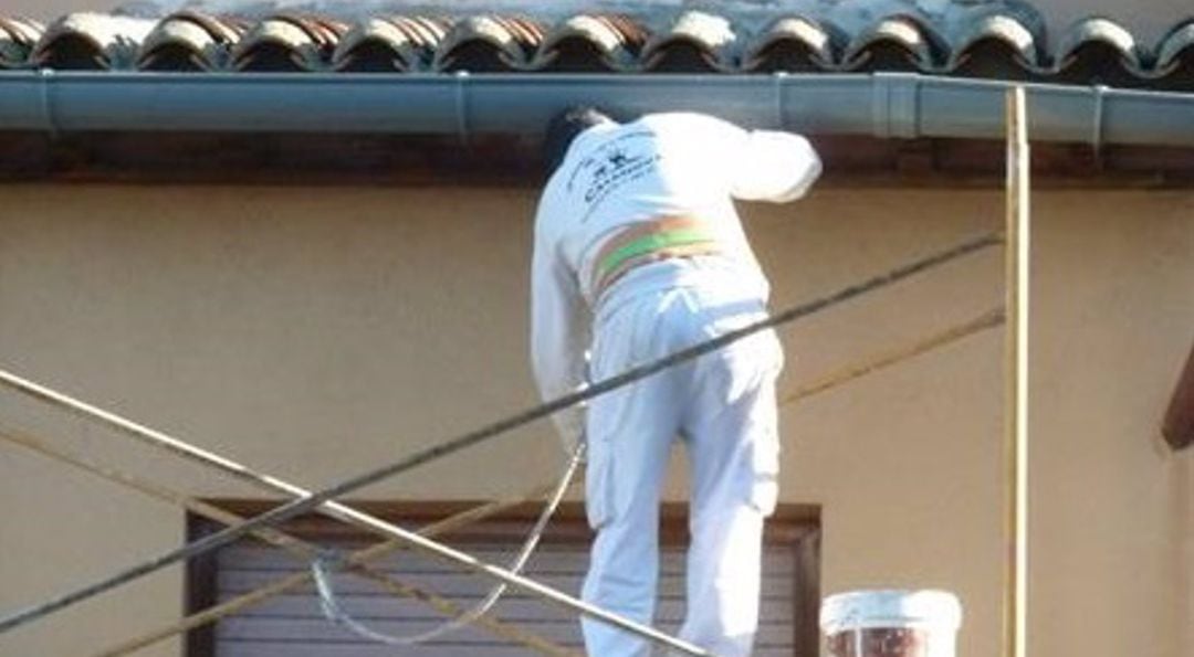 Un albañil trabaja en una vivienda (Archivo)