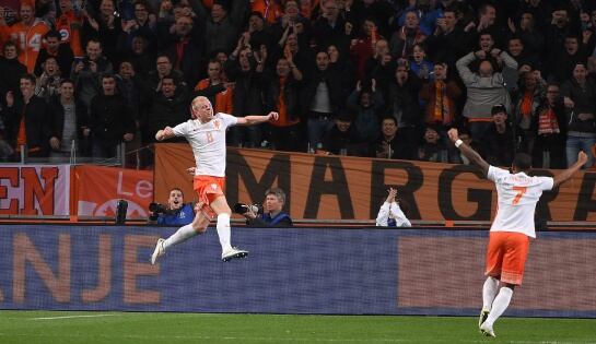 Netherland&#039;s Davy Klaassen (L) celebrates after scoring a goal during the friendly football match Netherlands vs Spain in Amsterdam, on March 31, 2015. AFP PHOTO/Emmanuel Dunand