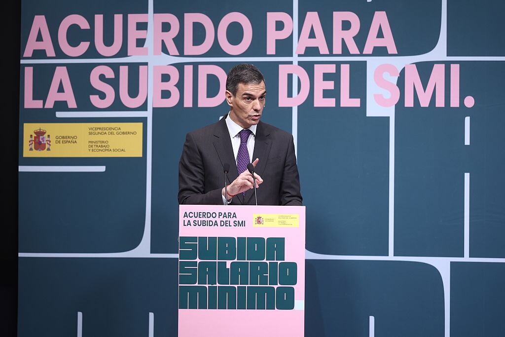 El presidente del Gobierno, Pedro Sánchez, interviene en el acto en el Ministerio de Trabajo para firmar la subida del 3,1% del SMI para este año, con la presencia de los secretarios generales de CCOO y UGT, Unai Sordo y Pepe Álvarez, y la vicepresidenta segunda, Yolanda Díaz.