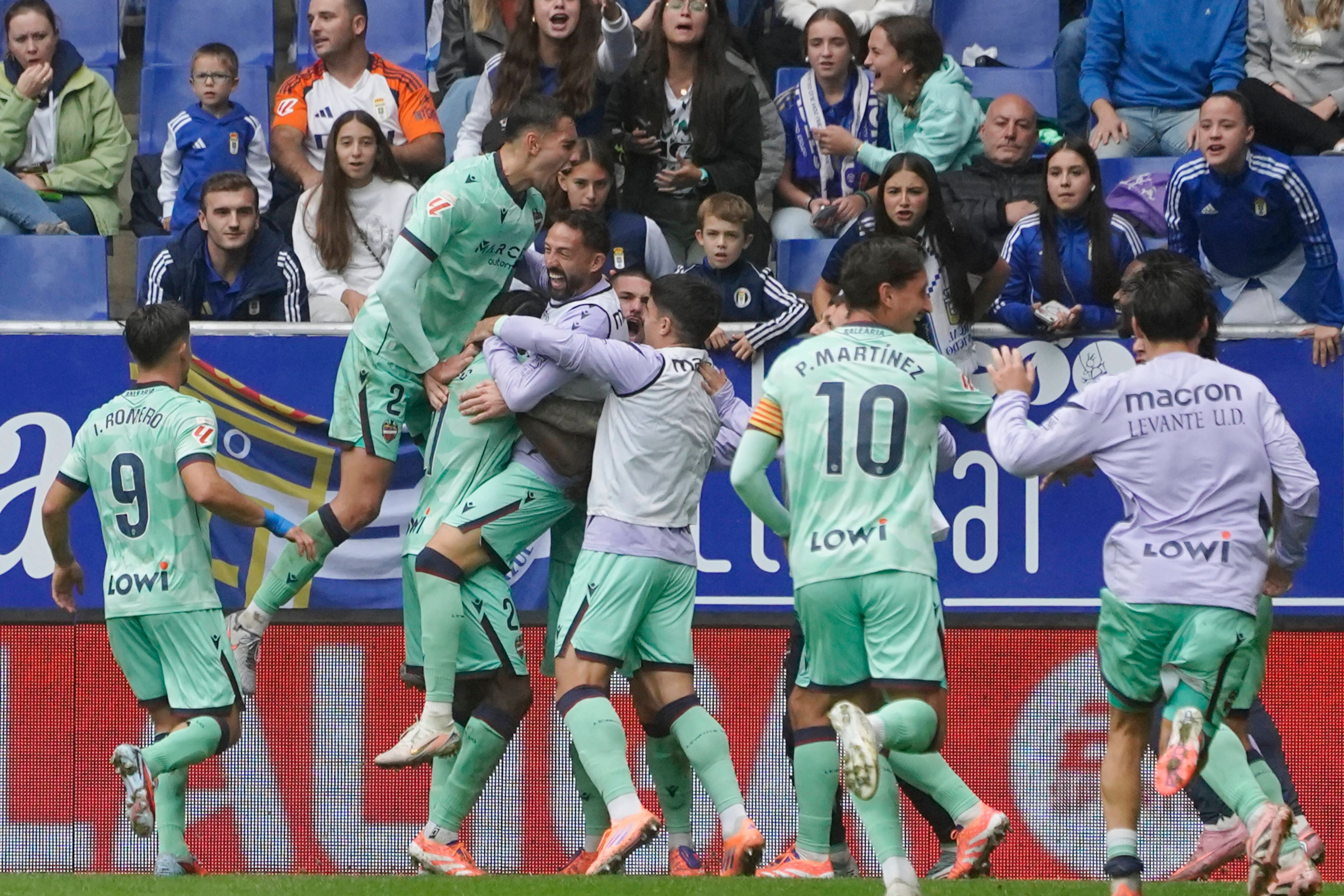 OVIEDO, 04/10/2025.- El delantero del Levante Karl Eyong (3i) , celebra su gol contra el Levante, durante el partido de la jornada 8 de LaLiga EA Sports entre el Real Oviedo y el Levante, este sábado en el Estadio Carlos Tartiere de Oviedo. EFE/ Paco Paredes
