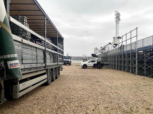 Montaje de la grada supletoria en el Fondo Sur