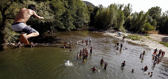 Un grupo de jóvenes se lanzan desde un puente de la localidad navarra de Irotz