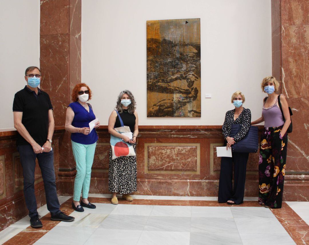 Jurado con la pieza ganadora del Premi Ciutat de Castelló