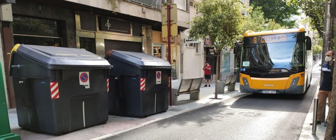 Autobús urbano circulando por el centro de la capital.