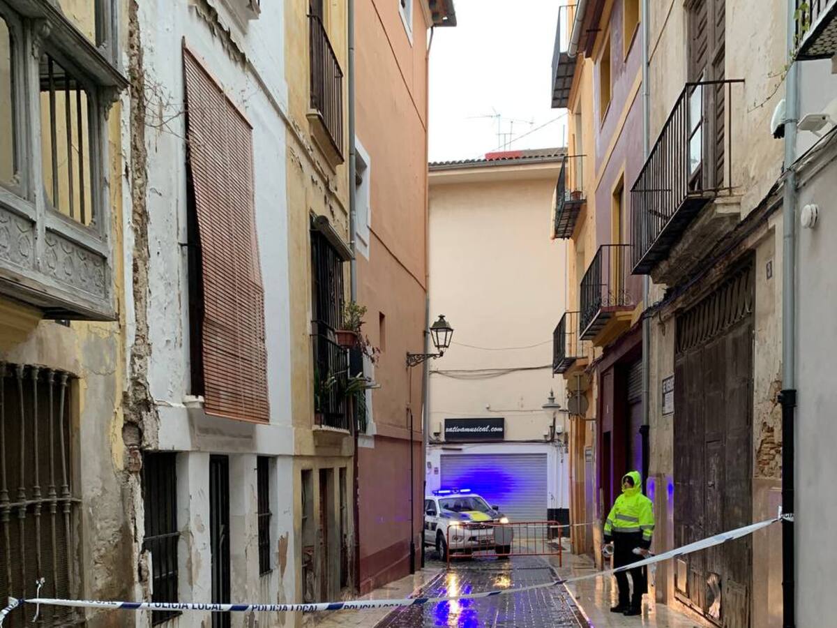 Nuevos desprendimientos cierran la calle Roca de Xàtiva