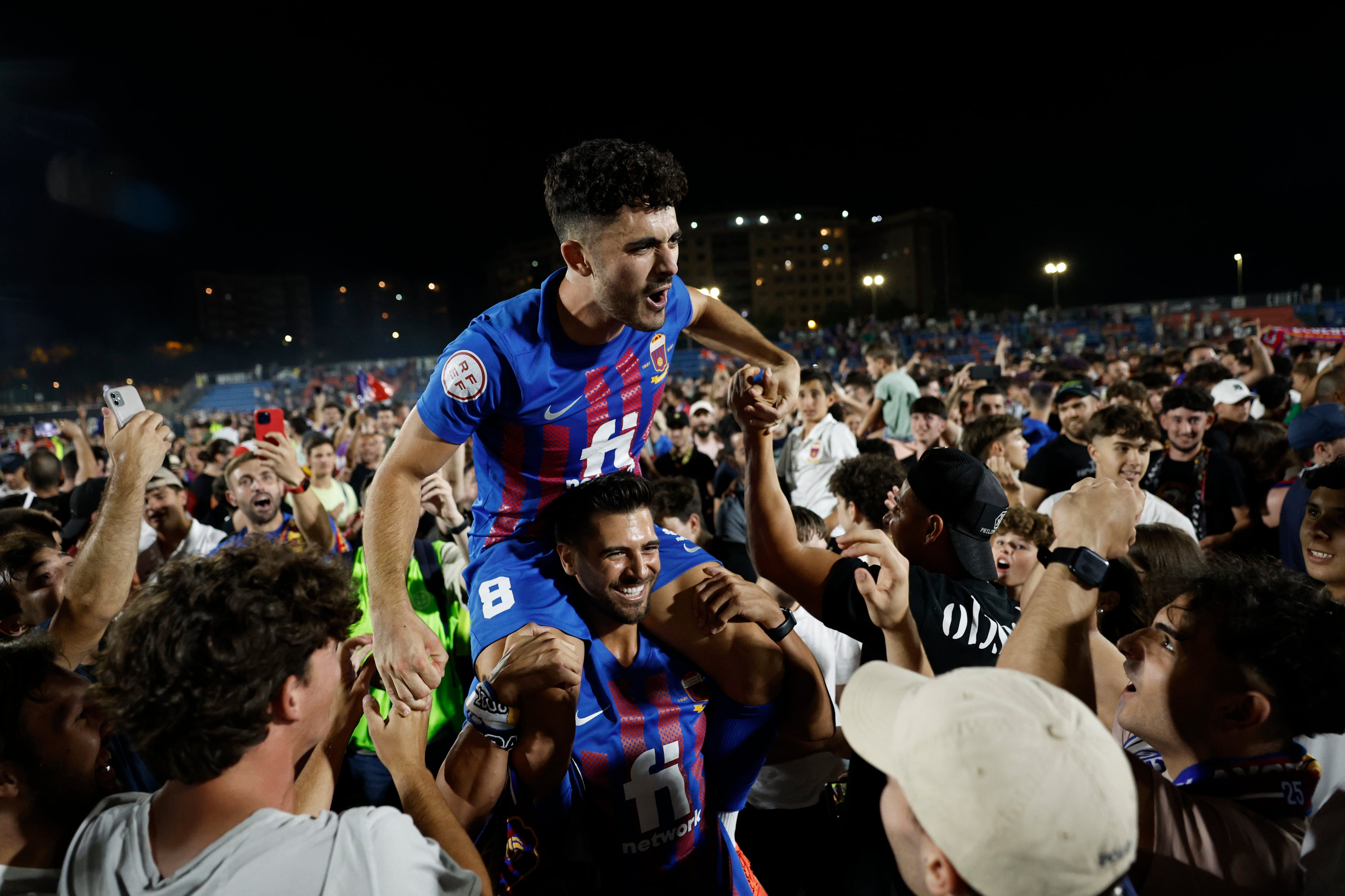 Afición y jugadores del Eldense celebran el ascenso a Segunda División
