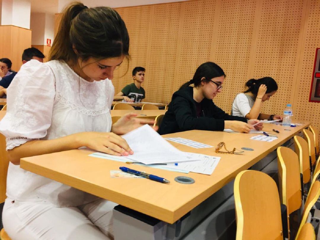 Alumnas cordobesas se enfrentan al segundo examen de la primera jornada de la Selectividad 2019