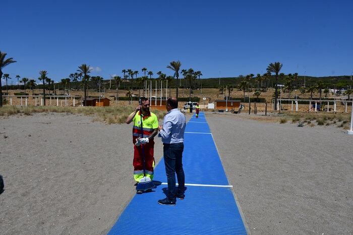 Visita de Juan Serván a la playa