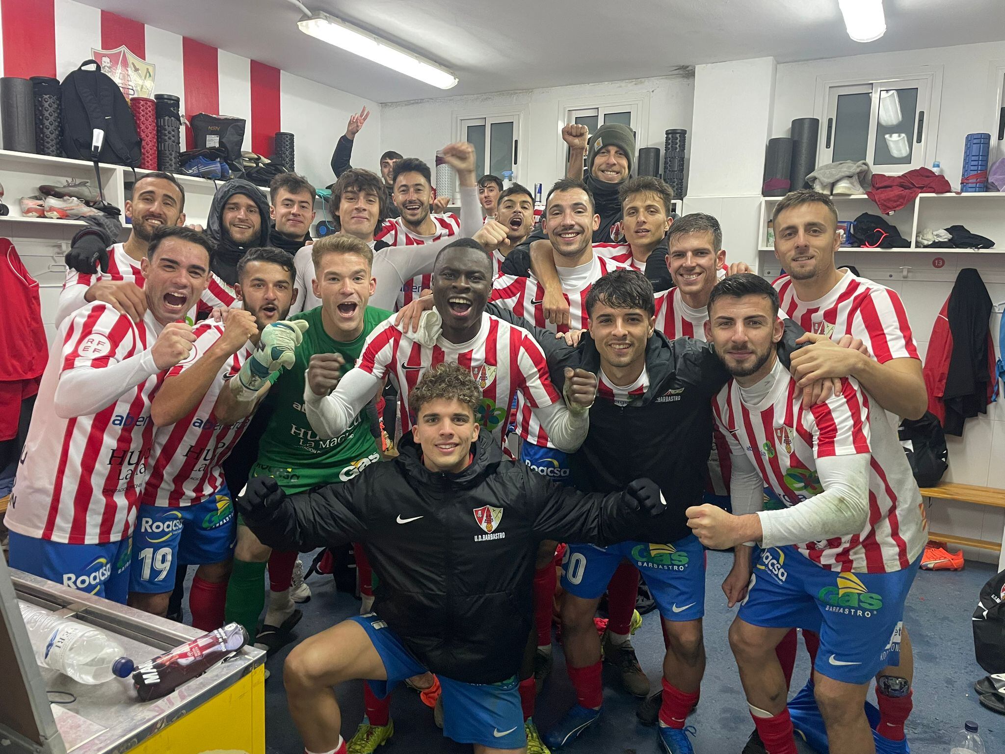 La plantilla del Barbastro celebra la victoria ante el Gernika