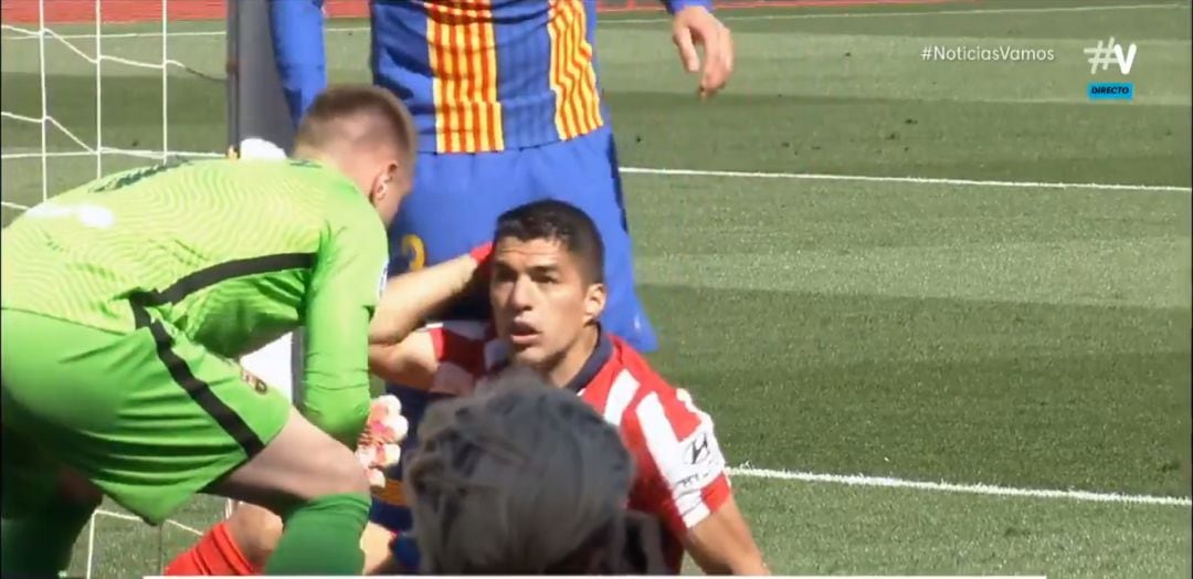 Luis Suárez y Ter Stegen discuten en el Camp Nou