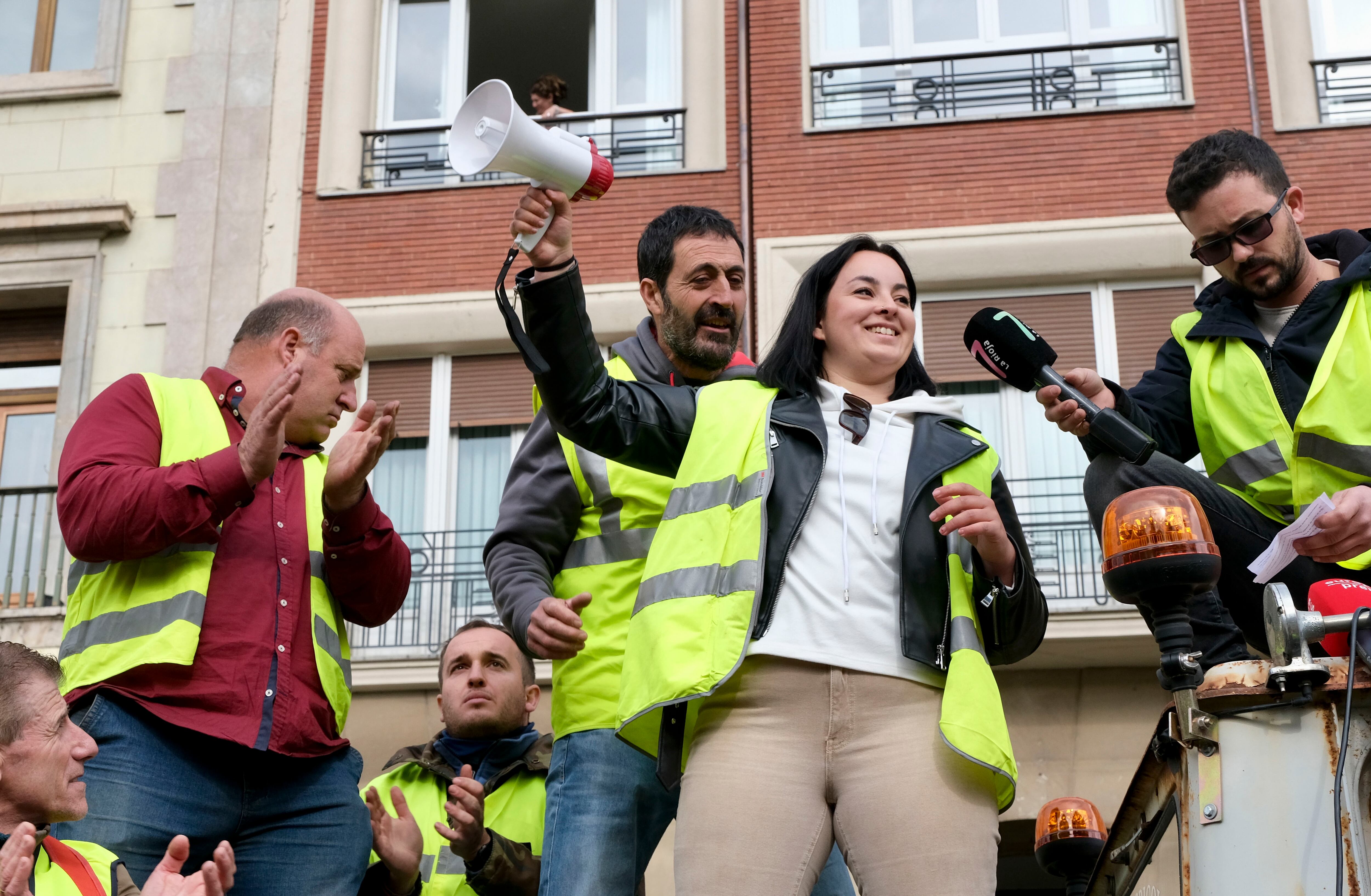LOGROÑO, 08/02/2024.- La portavoz de los agricultores y ganaderos que se manifiestan en Logroño, María Gutiérrez, se dirige a ellos para leer las reivindicaciones que mantienen antes de entregarlas en la delegación de Gobierno en Logroño, este jueves. EFE/Fernando Díaz