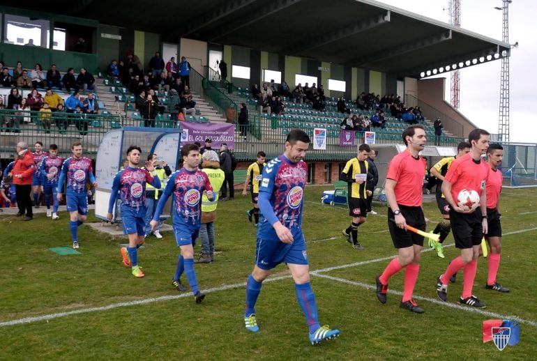 La Gimnástica Segoviana saltando al campo de La Albuera