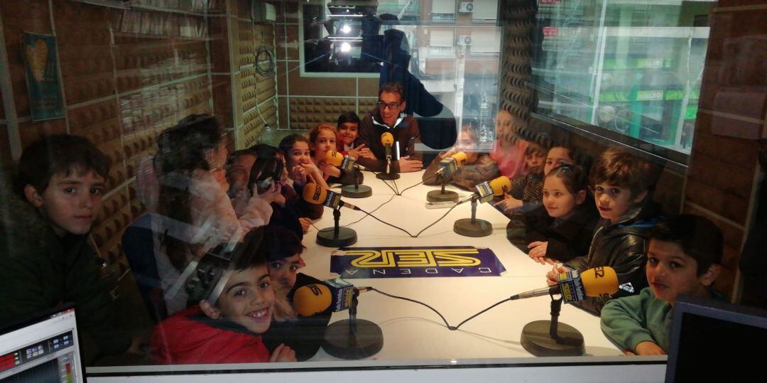 Los artífices del proyecto &quot;Radio Ilusión&quot; en los estudios de SER Puertollano