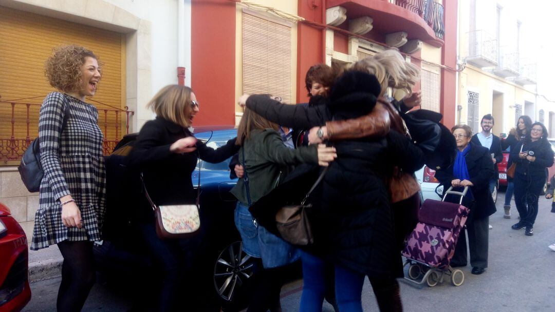 Cuadrilla de amigas agraciadas con el segundo premio de la Lotería de Navidad.