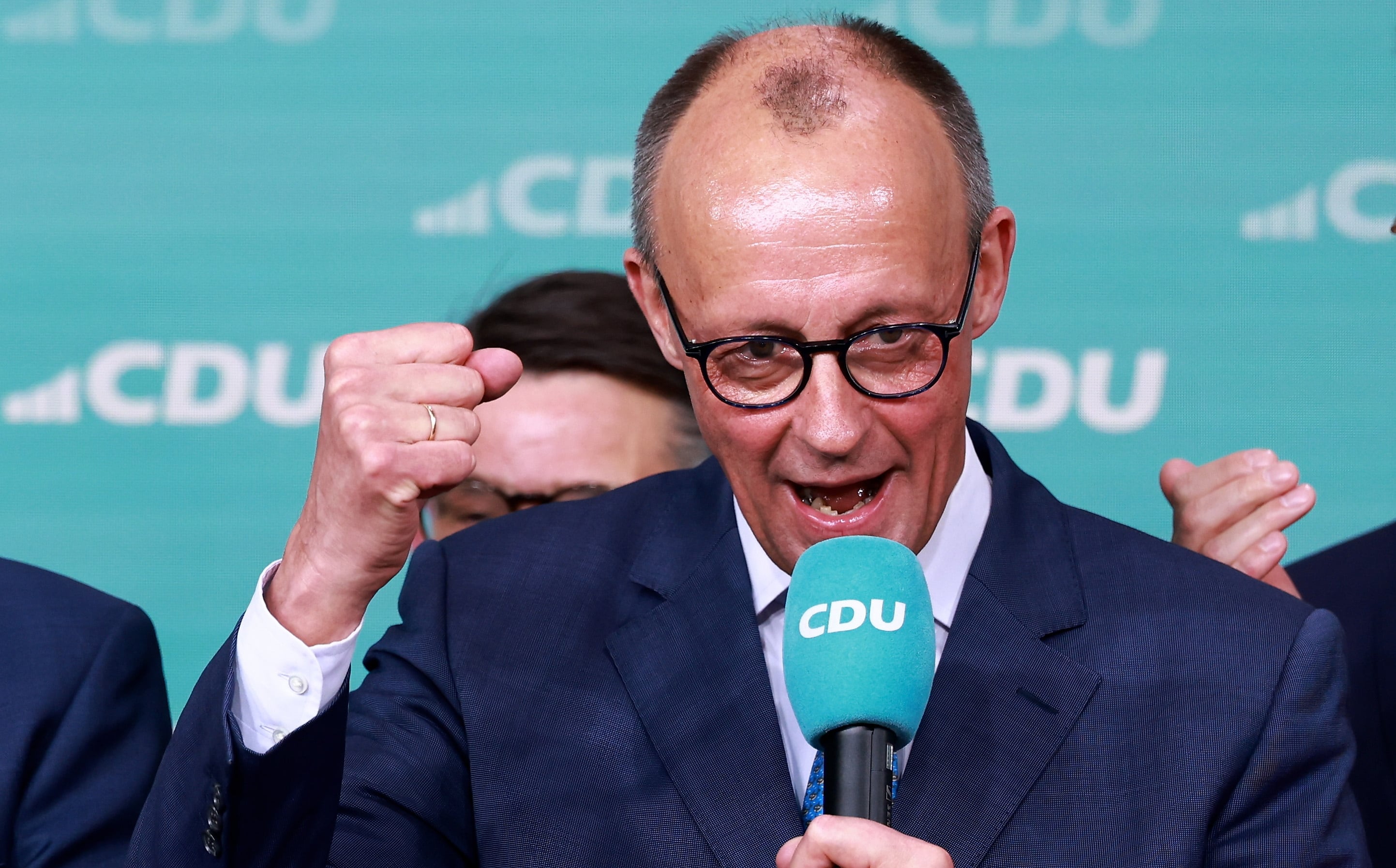 El conservador alemán de la CDU Friedrich Merz celebra los resultados de los primeros sondeos tras el cierre de los colegios electorales en Alemania. EFE/EPA/HANNIBAL HANSCHKE