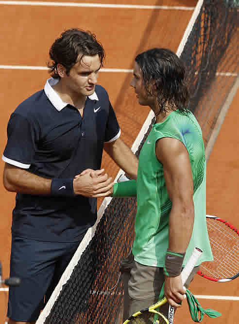 Federer felicita a Nadal al final del encuentro
