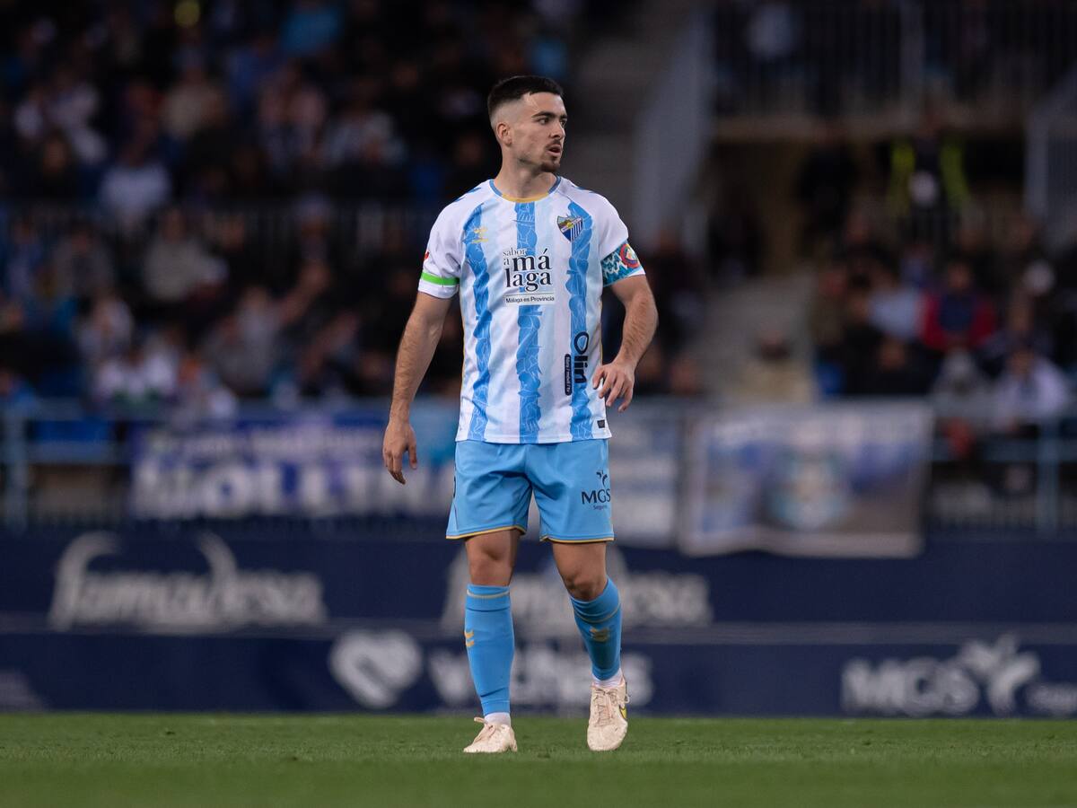 El centrocampista del Málaga Ramón Enríquez lesionado de gravedad en el encuentro contra el Almería