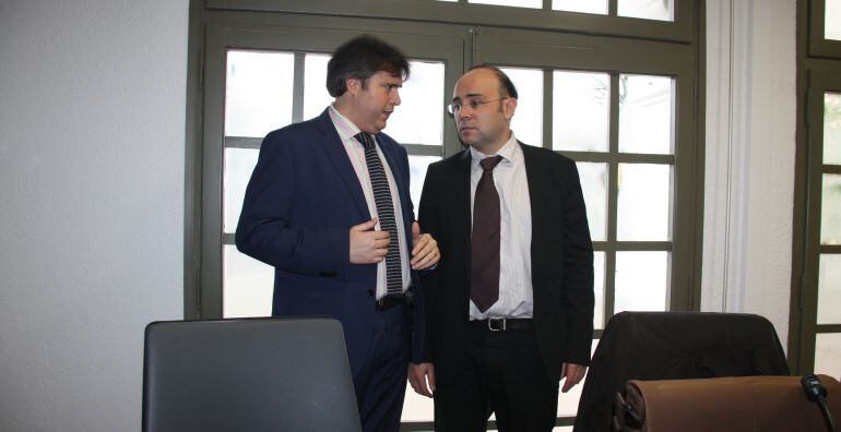 Pere Vila (CiU) i Francesc Guisset (PSC) parlant a l&#039;Ajuntament de Llançà.