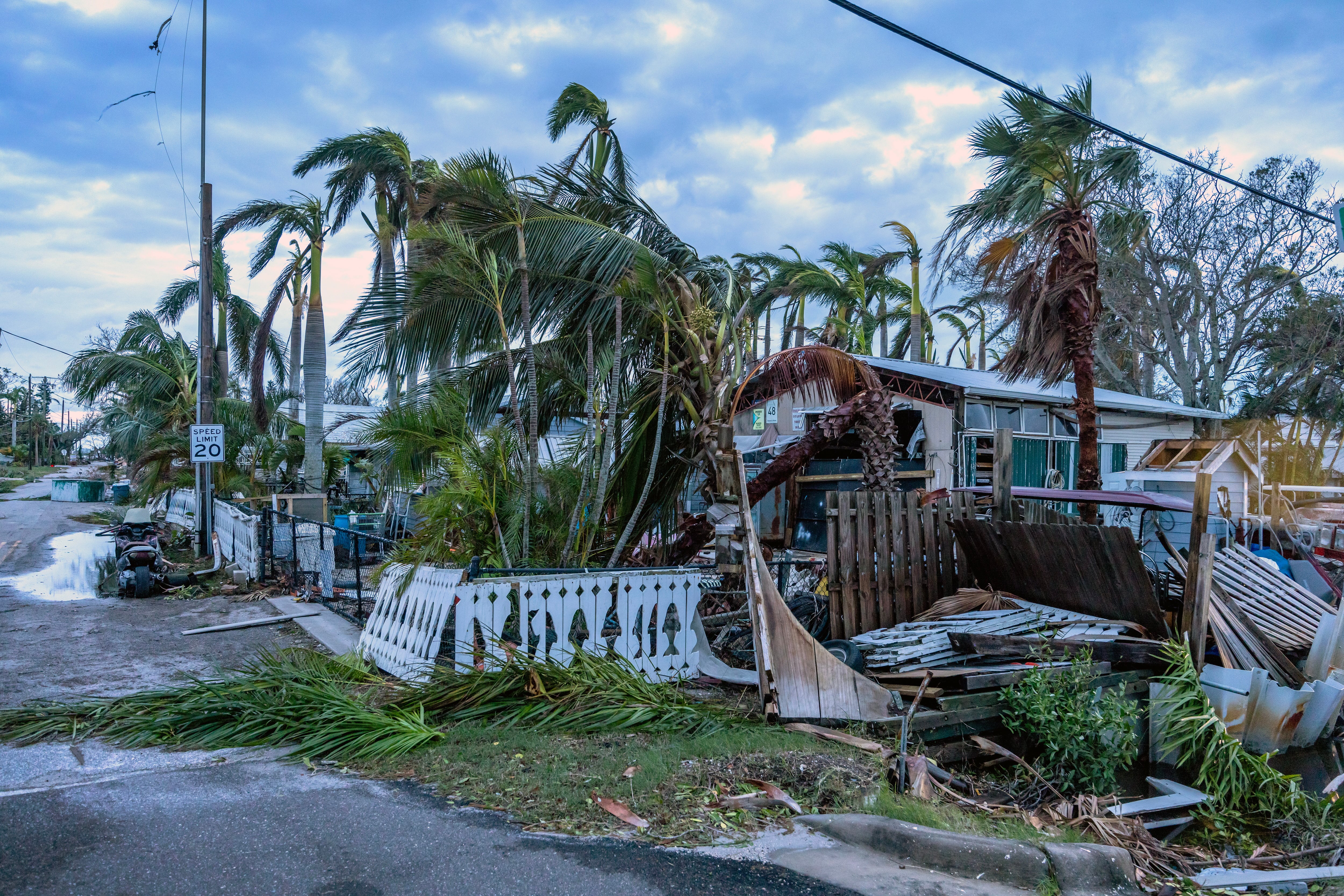 FOTODELDÍA Bradenton (Estados Unidos), 10/10/2024.- Daños tras el paso del huracán Milton por Bradenton, Florida, EE.UU., este jueves. Según el Centro Nacional de Huracanes, el huracán Milton tocó tierra en la costa oeste de Florida la noche del miércoles como una tormenta de categoría 3 que trajo consigo importantes impactos meteorológicos con fuertes lluvias, inundaciones y tornados en todo el estado.EFE/ Cristobal Herrera-ulashkevich
