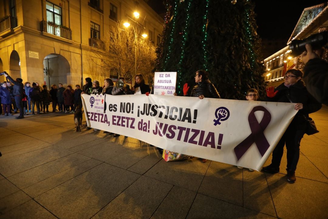 Concentración en Pamplona del colectivo Andrea-Lunes Lilas con el lema “No es abuso, es violación”.