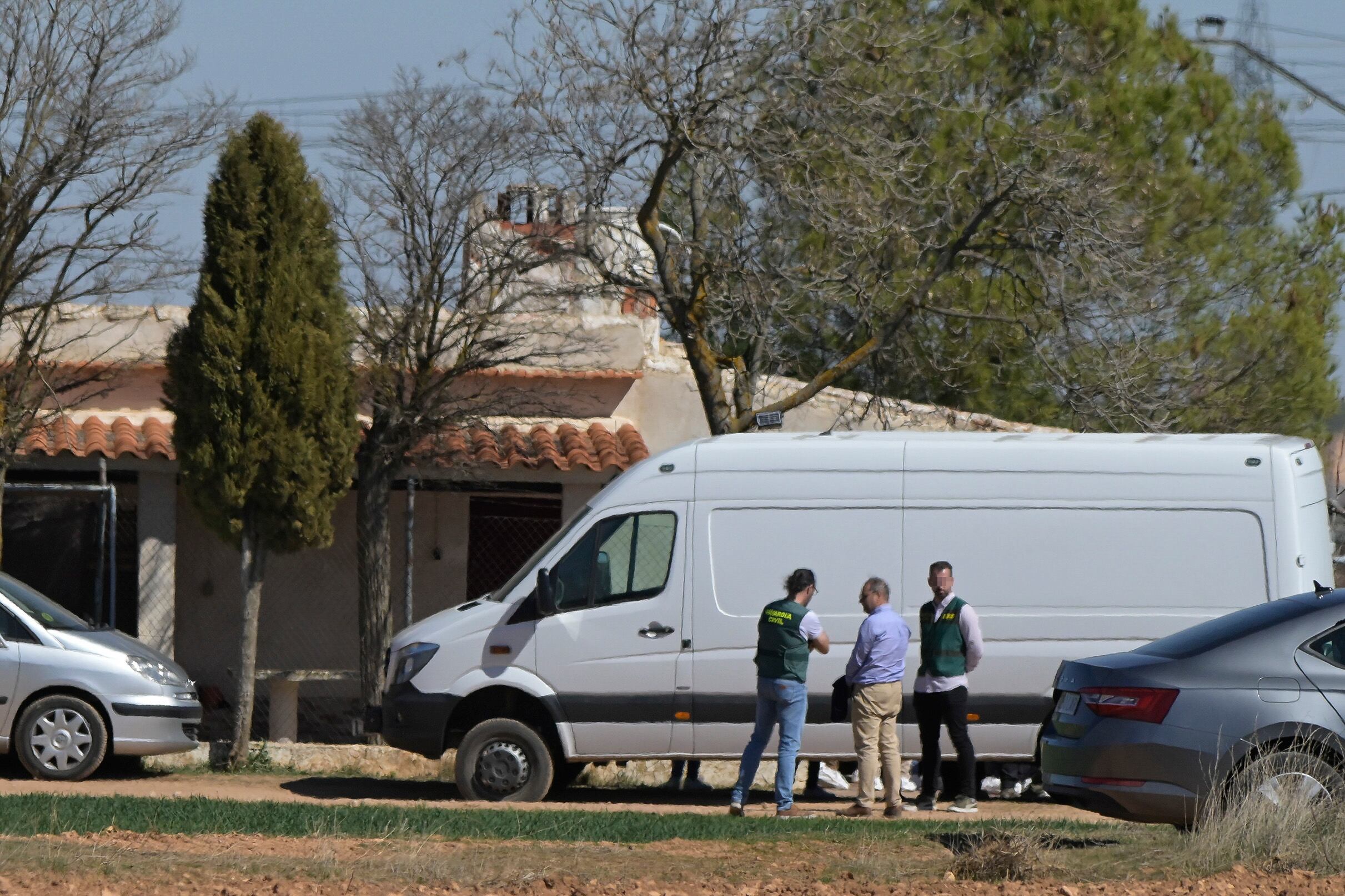 GRAF1448. VALDEPEÑAS (CIUDAD REAL), 16/03/2023.- La Guardia Civil está registrando este jueves una finca en Manzanares (Ciudad Real), para buscar más pruebas que puedan ayudar a esclarecer la desaparición del empresario Juan Miguel Isla, al que se le perdió la pista en este municipio en julio de 2022. EFE/Jesús Monroy
