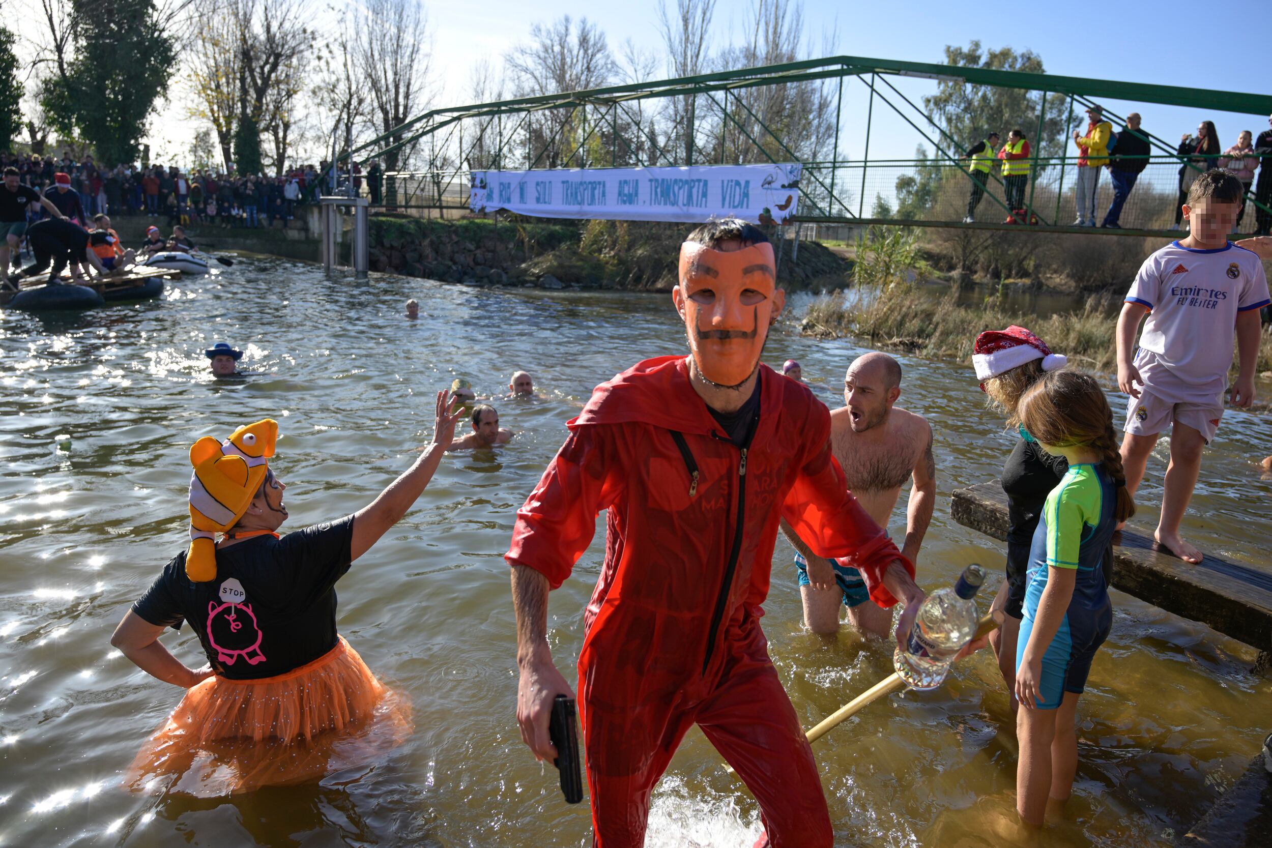 Los vecinos de la comarca del valle del río Bullaque, en la provincia de Ciudad Real, han despedido 2022 con un multitudinario y primaveral baño en este afluente del río Guadiana cuyas aguas nacen en el entorno del Parque Nacional de Cabañeros