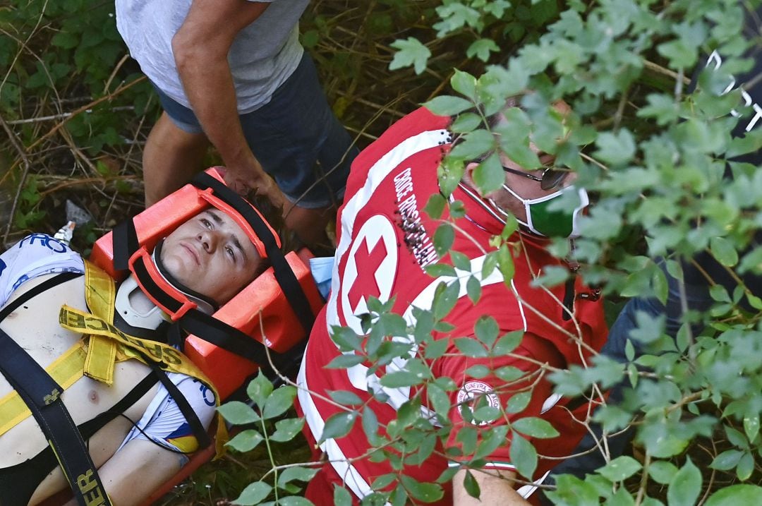 Evenepoel, inmovilizado tras el accidente. 