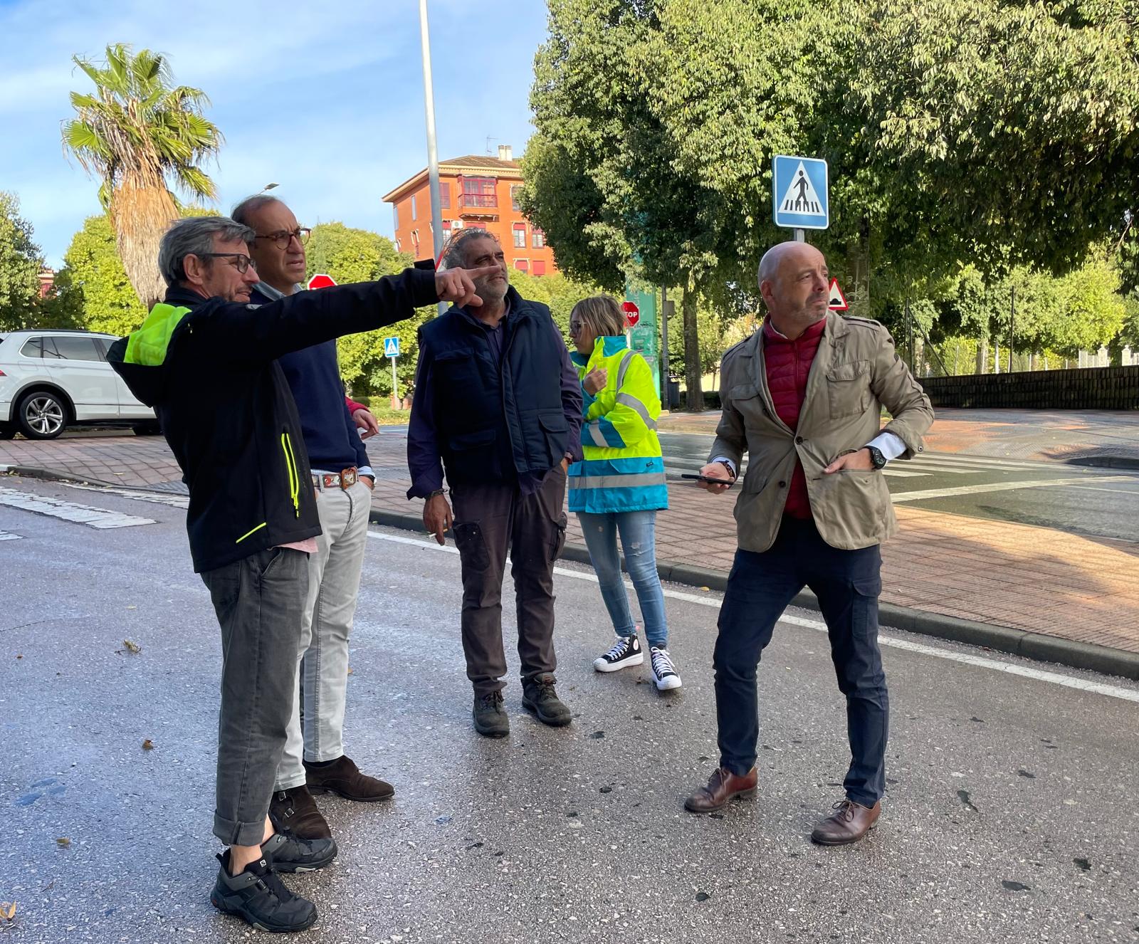 El alcalde de Cáceres, Rafa Mateos, visita la avenida de la Hispanidad tras las inundaciones de este miércoles