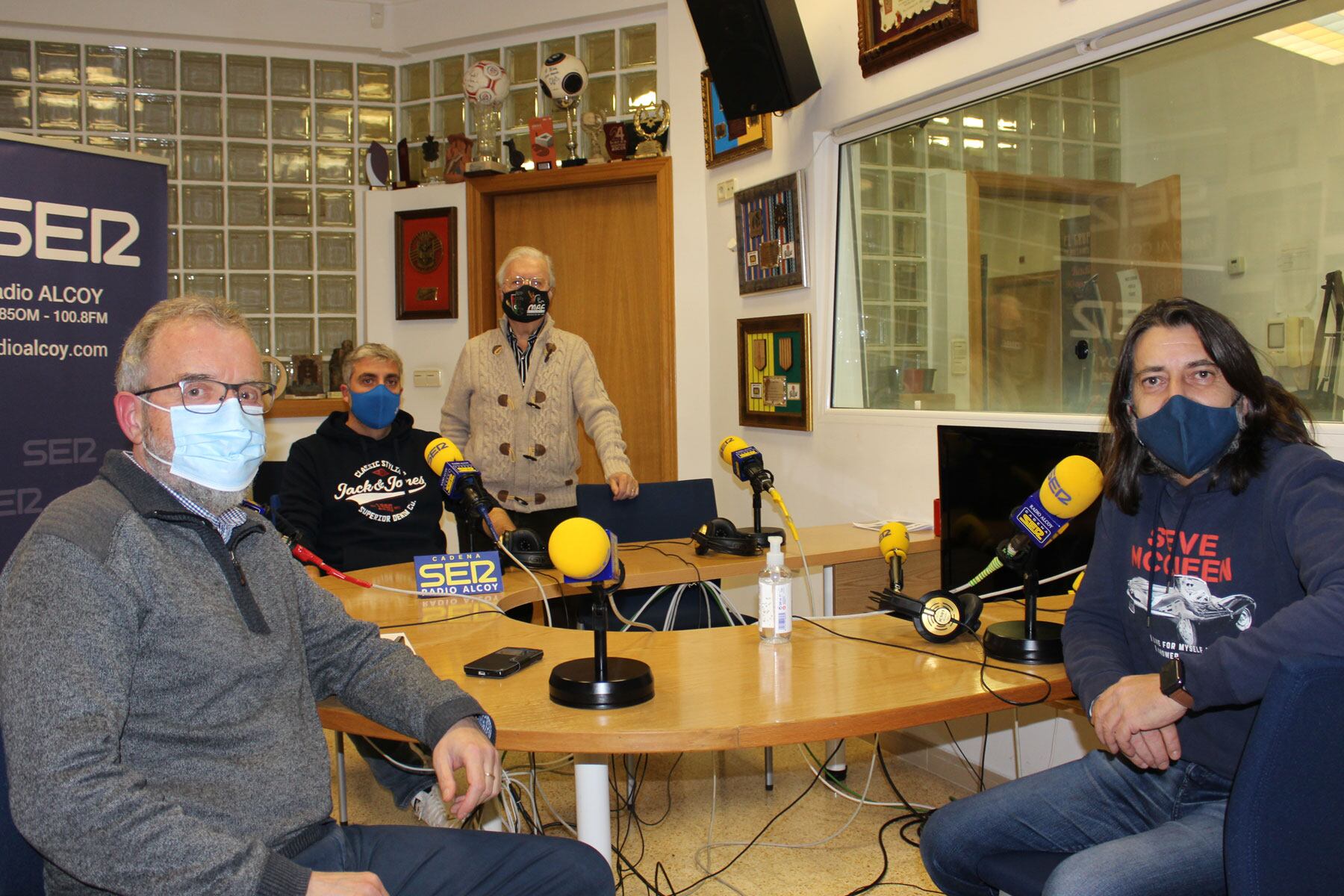 Jordi Sellés, Ricard Sanz, Óscar Martínez y Paco Aznar, en el estudio central de Radio Alcoy