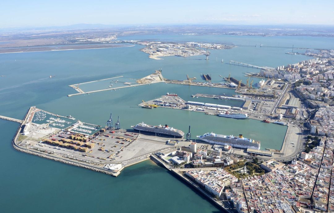 Imagen cenital de la Bahía de Cádiz con el puerto de la Bahía de Cádiz en primer término