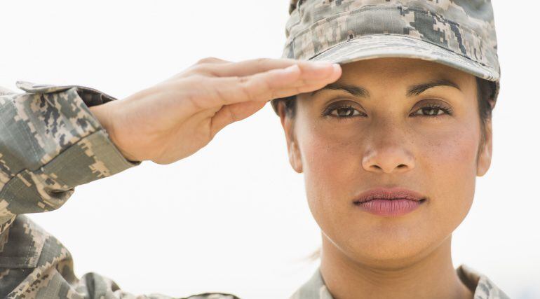 Imagen de una mujer soldado