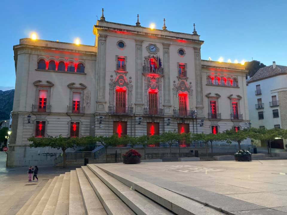 El Ayuntamiento de Jaén iluminado de rojo.