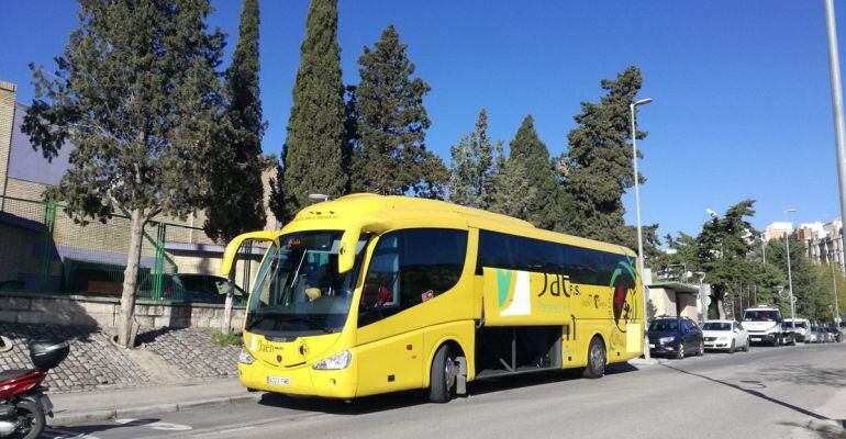 Autobús del Jaén Paraíso Interior en las inmediaciones de La Salobreja.