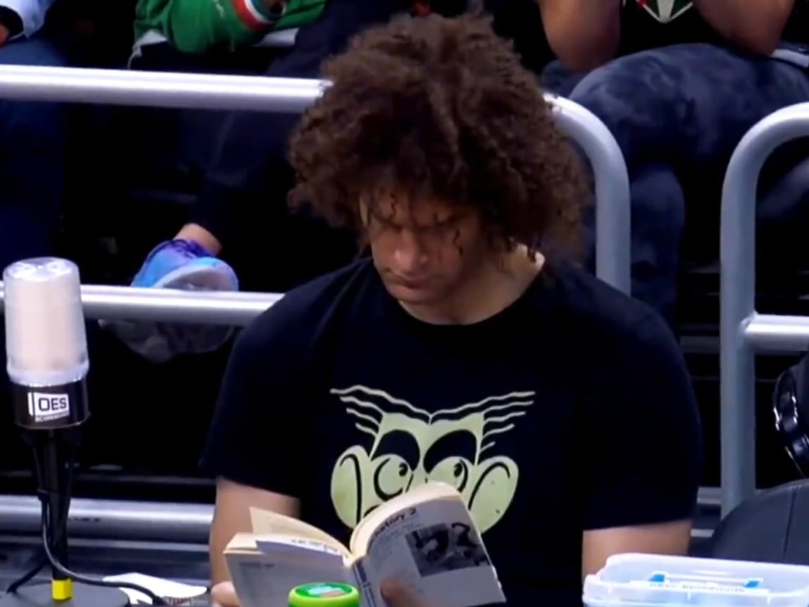 Robin Lopez se pone a leer un libro mientras juega su exequipo.