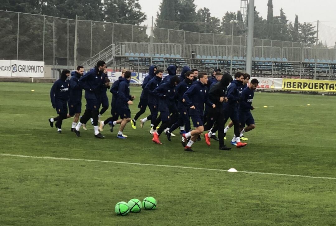 Los futbolistas del Real Zaragoza, durante un entrenamiento en la Ciudad Deportiva