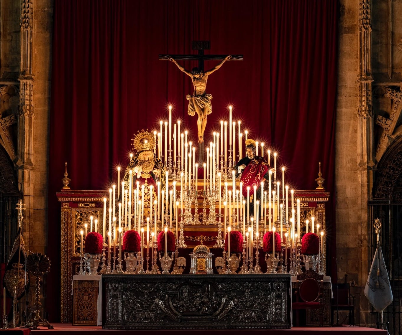 Espectacular imagen del altar de quinario de Los Estudiantes en el trascoro de la Catedral de Sevilla