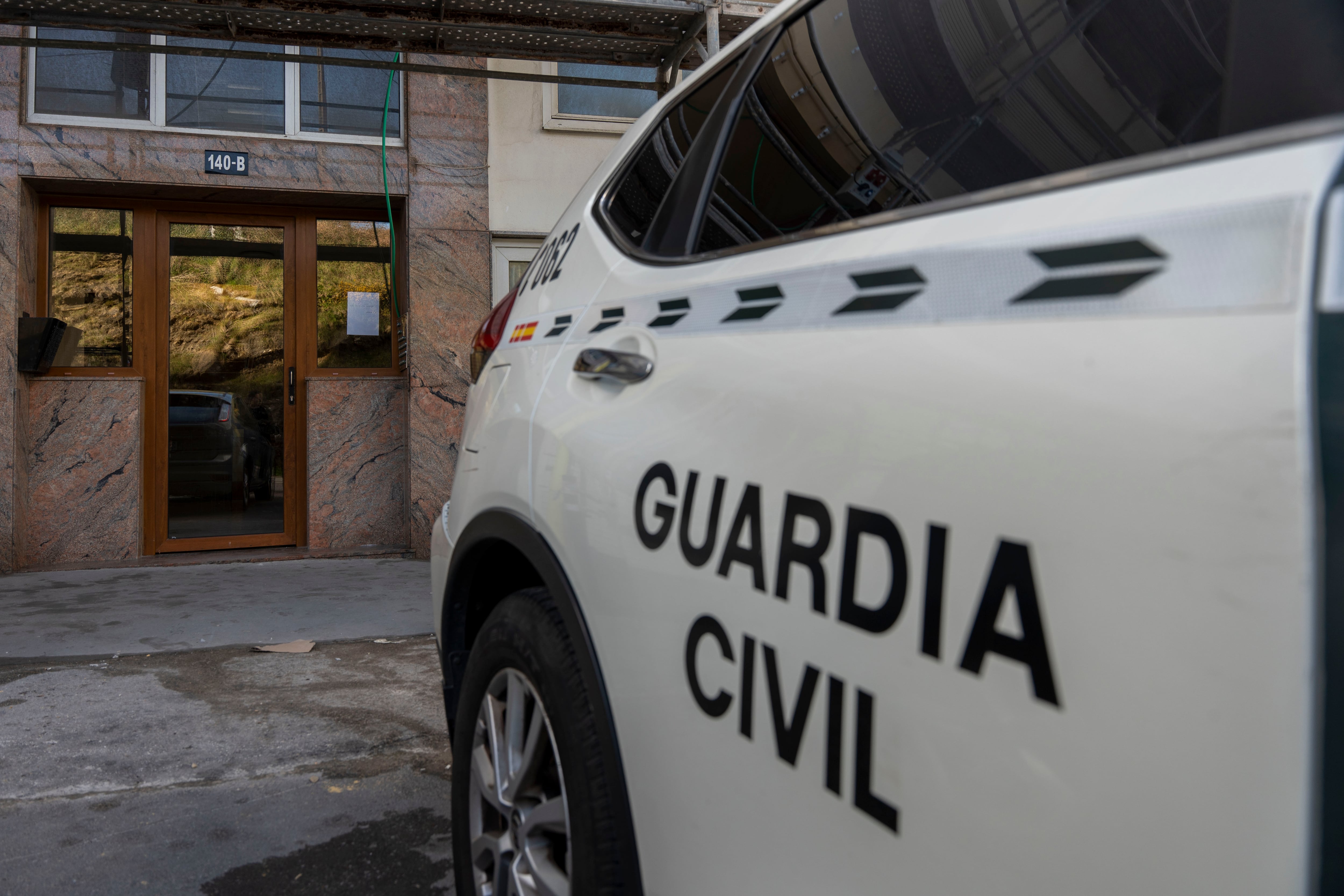 SANTANDER, 15/03/2026.- La Guardia Civil de Cantabria ha detenido este domingo en Pedreña (Marina de Cudeyo) a un hombre de 52 años como presunto autor del asesinato de su pareja, una mujer de 64. La Unidad Orgánica de Policía Judicial de la Guardia Civil está desarrollando la investigación por este presunto asesinato por violencia de género, que habría tenido lugar este sábado. EFE/ Román G.Aguilera