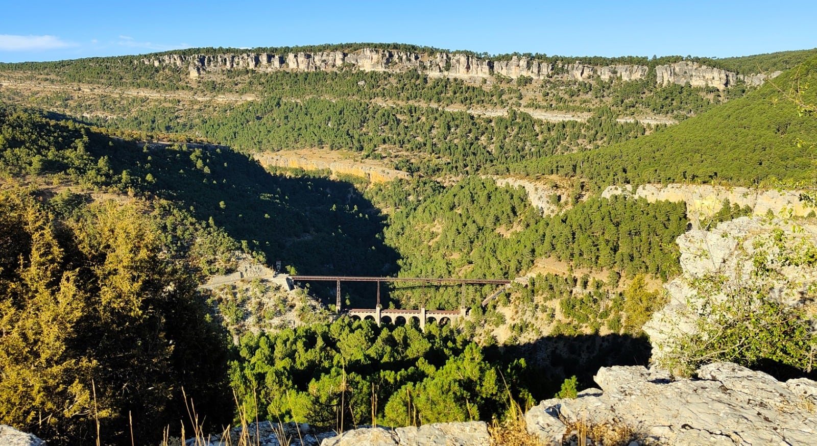 El canal hacia el Salto de Villalba en el sifón de Royo Frío.