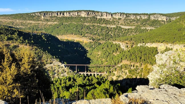 El canal hacia el Salto de Villalba en el sifón de Royo Frío.